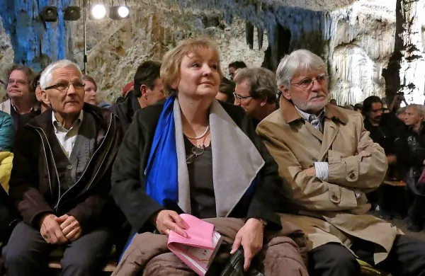 Minister Tone Peršak (levo) in predsednik Društva slovenskih 
pisateljev Ivo Svetina na festivalu Vilenica leta 2016 ob nagrajenki 
Dubravki Ugrešić 