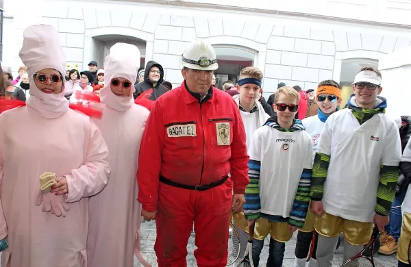 Bagatel, človeške ribice in tenisači Zlate gate.