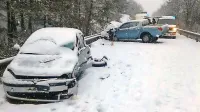 Ob osmih zjutraj je italijanski voznik s poltovornjakom (pick up) 
znamke mitsubishi vozil od Hrušice proti Podgradu in v levem 
blagem ovinku očitno precenil zmožnosti svojega vozila.