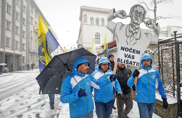 Da bodo tudi sami ravnali kot vlada in tudi vlade ne poslušajo več, 
pa so ji sporočili tako, da so se obrnili stran od vladnega poslopja 
in si zamašili ušesa.

