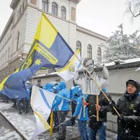 Na shod pred vladnimi poslopjem  so lahko prišli sindikalni 
zaupniki in zaposleni, ki so bili prosti. Kljub stavki morajo namreč 
policisti opravljati številne naloge.