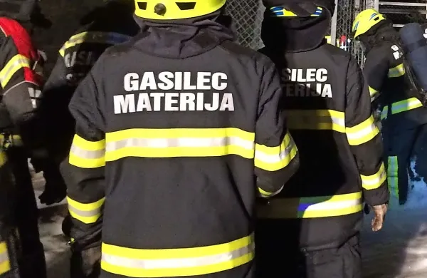 Sežanski in matarski gasilci so imeli v soboto ponoči nenapovedano vajo.