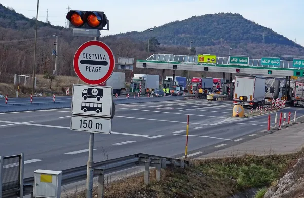 Čez dva meseca pred cestninskimi postajami ne bo več tabel z 
opozorili za plačilo cestnine, saj bodo postavili novo prometno 
signalizacijo.