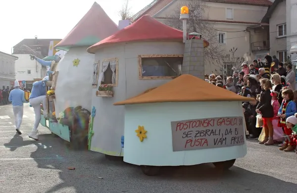 Na postojnski povorki ekspresni tir, fri&scaron;ne ribe, občinske volitve in etnolo&scaron;ke maske