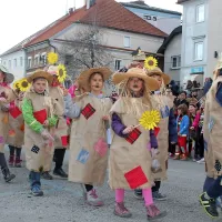 Na postojnski povorki ekspresni tir, fri&scaron;ne ribe, občinske volitve in etnolo&scaron;ke maske
