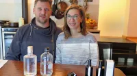 Erik Sarkič in Petra Grilj s svojimi izdelki, ki imajo skupno rdečo 
nit: brinove jagode.