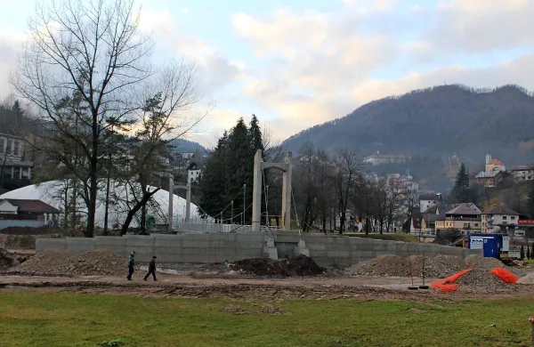    Moteča betonska rampa pred všečnim visečim mostom do teniškega centra naj bi po zaključku del okolja ne motila.

