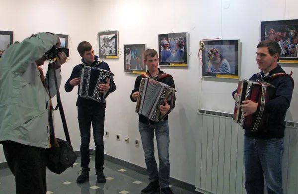 Razstavljene fotografije so ubrano pozdravili harmonikarji iz Brkinov. 