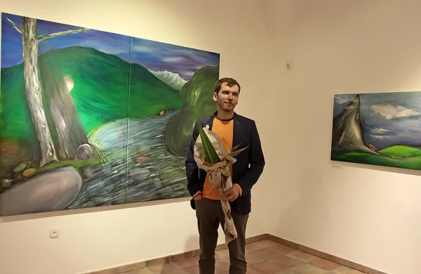 Andrej Mivšek je na  razstavi  Nebo v vodi, ki bo odprta do 25. februarja, na ogled postavil slike zelo različnih velikosti. 