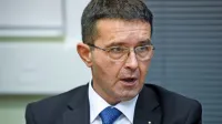 Zaradi vpletenosti v dogovarjanje o prometni kontroli ministra 
Borisa Koprivnikarja je službo izgubilo pet policistov.