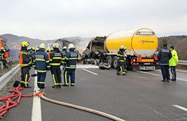 Zadnji del cisterne je ostal   skoraj nepoškodovan, iz njega pa so prečrpali še 15.000 litrov goriva. Nekaj metrov naprej pa grozovito razdejanje.  

