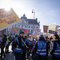 Učitelji na shodu v Ljubljani za vi&scaron;je plače