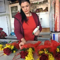 Cvetličarka Nadja Baruca na valentinovo nima več strank kot 
običajno.