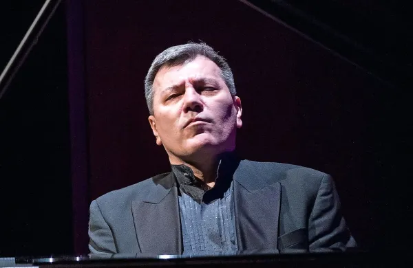 Aleksandar Serdar igra doživeto in mojstrsko. 