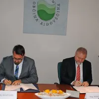 Ajdovski župan Tadej Beočanin je s sekretarjem podpisal pismo o 
nameri za gradnjo ploščadi za vzletanje helikopterjev.