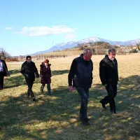 Vipavski župan Ivan Princes je sekretarju Milošu Bizjaku predstavil 
pobudo za ureditev konjeniškega poligona.