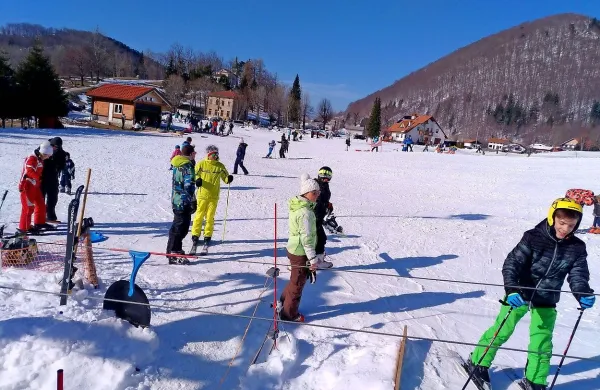 Za številne otroke so počitnice priložnost, da prvič stopijo na 
smuči. Tečaji bodo tudi na Lokvah. 
