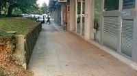 V bližini Bevkovega trga je neznani nepridiprav okradel žensko.