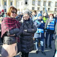 “Zdi se mi pomembno pokazati, da se strinjamo z zahtevami,” je 
svojo udeležbo na protestnem shodu podkrepila učiteljica Karmen 
(levo) iz sežanske osnovne šole. 