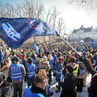 Stavkalo je 40.000 zaposlenih v vzgoji in izobraževanju. Po 
podatkih organizatorjev se jih je na shodu v Ljubljani zbrala 
polovica. 