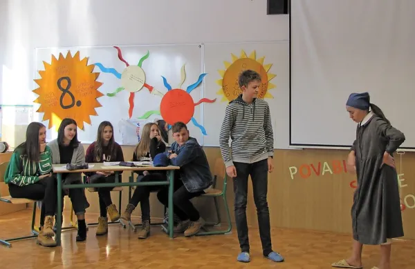 Pred počitnicami so se postojnski in pivški šolarji zbrali v 
Košani na parlamentu, ki so ga popestrili s skeči.