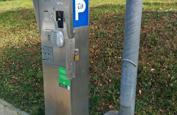 Nekatere od že vlomljenih parkomatov so na Mestnih storitvah 
zaščitili z dodatno ključavnico.