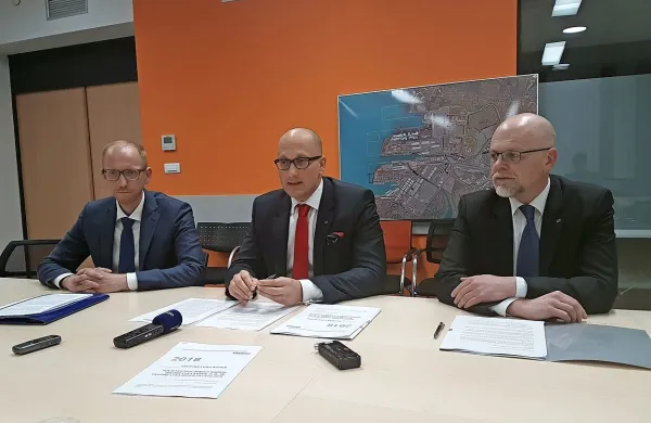 Z leve: Vojko Rotar, predsednik nadzornega sveta Uroš Ilić in 
predsednik uprave Dimitrij Zadel.