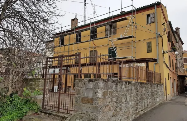 Obnavljajo streho na Domu mladih tehnikov