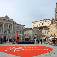 Poljub pod Tartinijevim kipom prina&scaron;a srečo v ljubezni