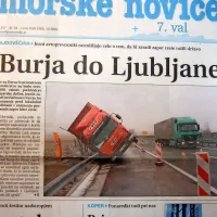 

Prebivalcem Vipavske doline je prekipelo: od pristojnih so 
zahtevali, naj čim prej uredijo protivetrno zaščito na vipavski 
hitri cesti. Jezni avtoprevozniki  so celo razmišljali o tem, da bi 
zaradi nevšečnosti z burjo tožili državo.