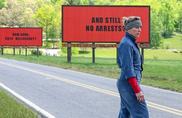 V filmu Trije plakati pred mestom Mildred Hayes (Frances McDormand) išče pravico za umor svoje hčere.