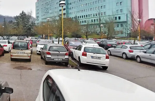 Parkirišč ob bolnišnici kronično primanjkuje. 