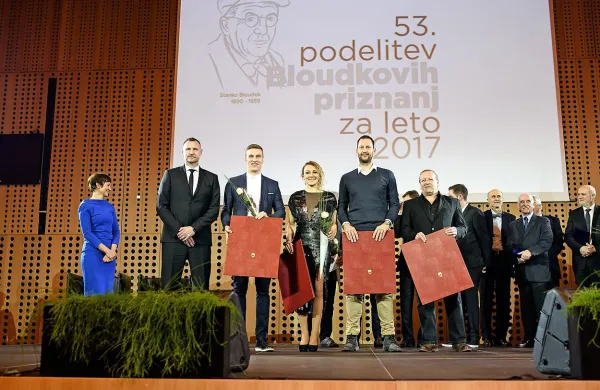 Bloudkova priznanja v rokah nagrajencev