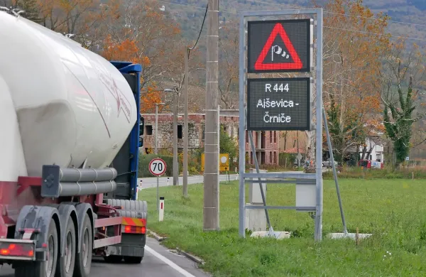 Zaradi burje danes na nekaterih primorskih cestah veljajo omejitve in prepovedi. Fotografija je simbolična. 