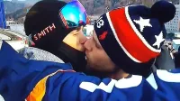 Televizijske kamere NBC so zabeležile trenutek, ko je smučar 
prostega sloga Gus Kenworthy v izteku proge namenil svojemu 
partnerju poljub.