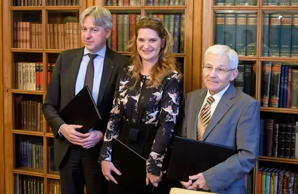 Minister za kulturo Tone Peršak in direktorica Javne agencije za 
knjigo RS Renata Zamida sta danes z direktorjem Frankfurtskega 
knjižnega sejma Jürgenom Boosom podpisala dogovor, ki uradno 
potrjuje, da bo Slovenija leta 2022 častna gostja te najpomembnejše literarne prireditve na svetu.