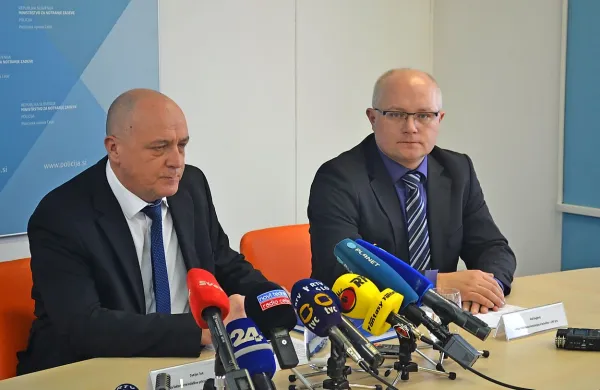 Damijan Turk (levo, ob njem Aleš Kegljevič) je včeraj pojasnil 
okoliščine preiskave, s katero so razbili skupino nasilnih roparjev.