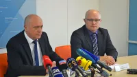 Damijan Turk (levo, ob njem Aleš Kegljevič) je včeraj pojasnil 
okoliščine preiskave, s katero so razbili skupino nasilnih roparjev.