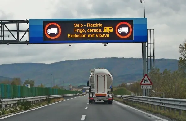 Burja povzroča težave v prometu