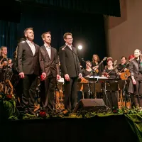 Vipavskim tamburašem so se na jubilejnem koncertu pridružili 
tudi baritonist Matija Cergolj ter tenorista Matjaž Samotorčan in 
Matevž Močnik.   