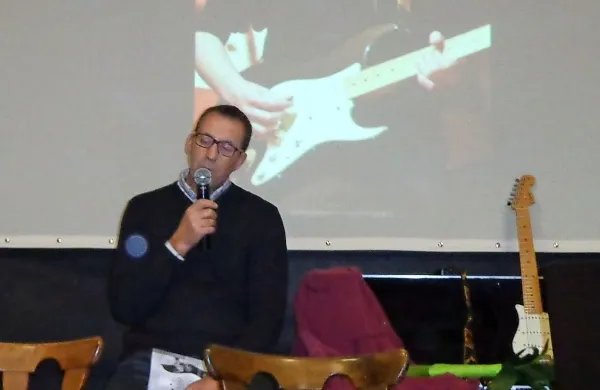 Bernard Baša je knjigo Nisem več kralj posvetil spominu na sina 
Gašperja.