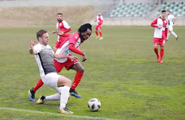 Strelca na tekmi v Ajdovščini - levo Vedran Gerc (Ankaran), ob 
njem Ibrahim Arafat Mensah (Aluminij).