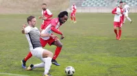 Strelca na tekmi v Ajdovščini - levo Vedran Gerc (Ankaran), ob 
njem Ibrahim Arafat Mensah (Aluminij).