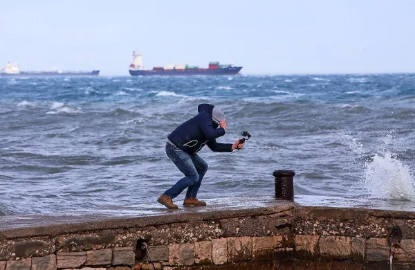Morje se je po podatkih Arsa ohladilo na osem stopinj Celzija in bo 
ob močni burji v drugi polovici tedna vzvalovano. Najvišji valovi v 
Tržaškem zalivu lahko dosežejo tri metre.
