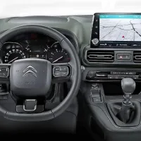 Berlingo je znotraj sodobnejši, lahko si ga omislite tudi s samodejnim menjalnikom.