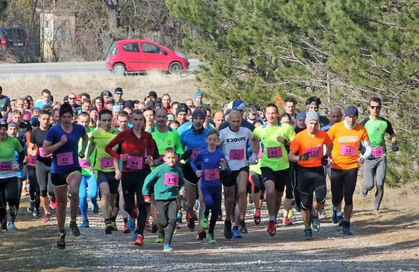 Na Kokoš je med 111 tekači prvi pritekel Tolminec Rok Bratina (v ospredju v rdeči majici).