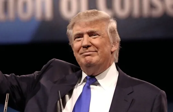 Trump meni, da bi oborožitev uslužbencev šol strahopetce 
odvrnilo od napadov, dijaki po vseh ZDA pa zahtevajo ukrepe proti 
orožju. 