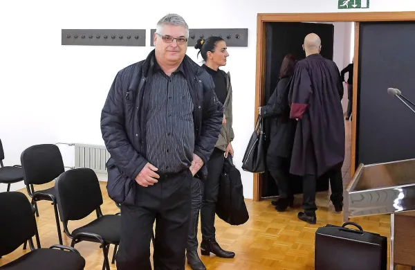 Edvard Progar je okrožno sodišče prosil, da mu preloži odhod za 
zapahe, a mu  niso ugodili, zato se je pritožil na višje sodišče.

