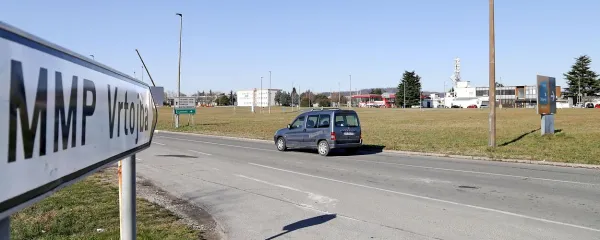 V senci bojev za igralniško prevlado nekdanji mejni prehod čaka 
na boljše čase. 