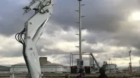 Meteorološko postajo Luke Koper so postavili na drog na plavajoči 
ploščadi približno 100 metrov od čela drugega pomola. 